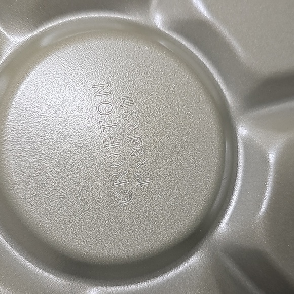 Crofton Flower Cake Pan - Picture 4 of 4